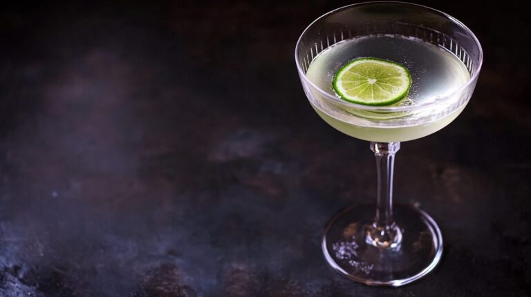 ¿Qué es un Gimlet? Receta, Historia y Cómo Preparar Este Cóctel Clásico